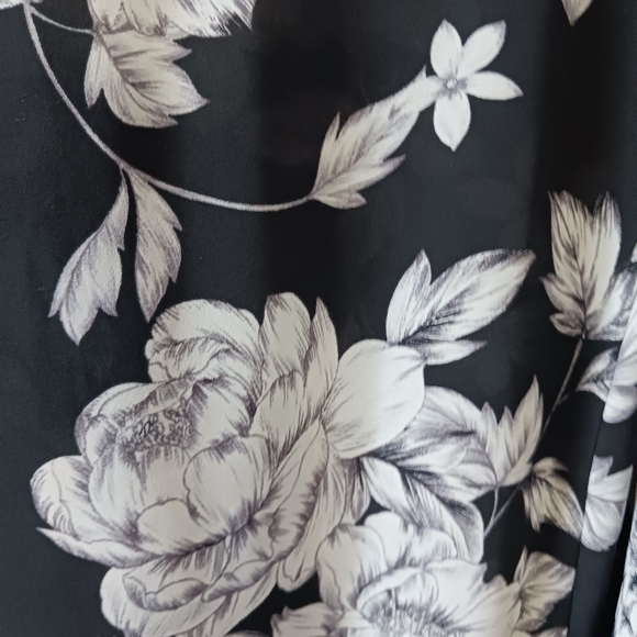 Liz Claborne Floral Top - Picture 2 of 4